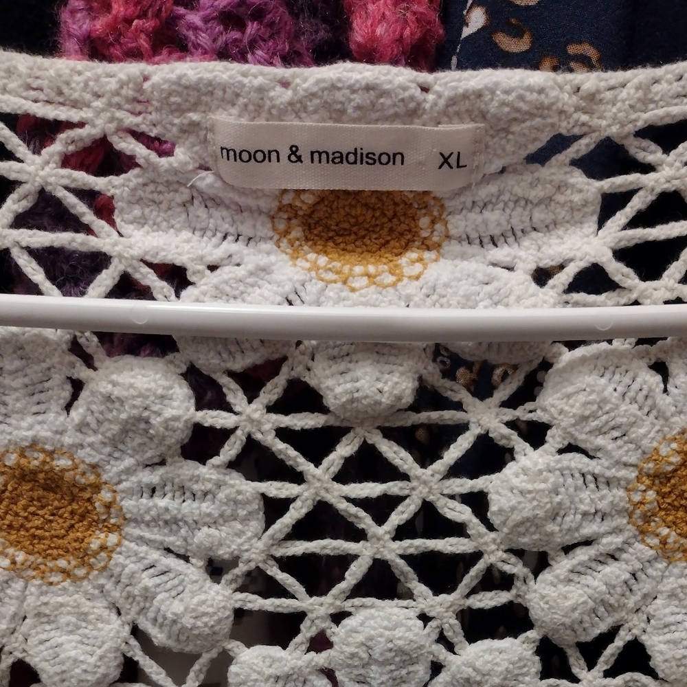 Girls Moon & Madison White Floral Crochet Cardigan - Picture 3 of 3